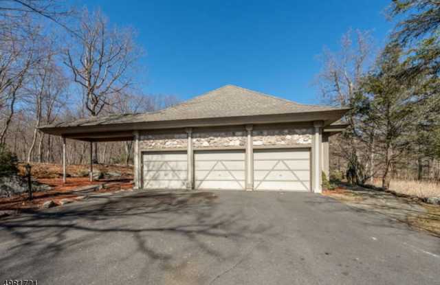 752 Shore Drive west    B - 752 West Shore Drive, Kinnelon, NJ 07405