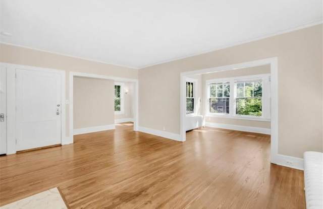 2628 Dupont Avenue S Gallery 4