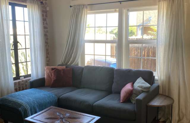 1134 North Wilson Avenue - Front Gallery 3