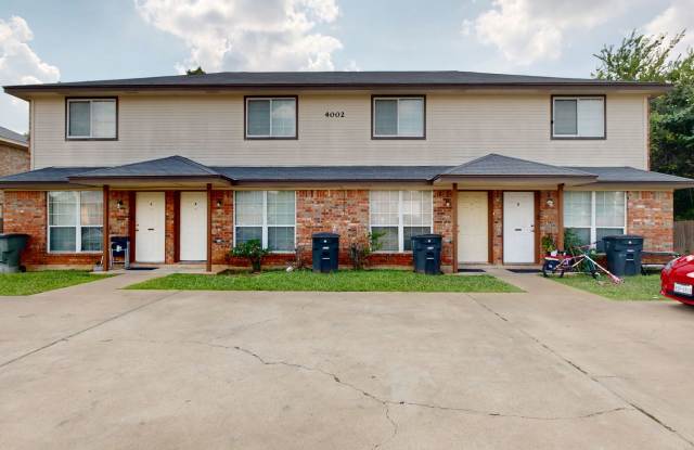 2 WEEKS FREE RENT IN A 3 BEDROOM TOWNHOUSE AT $950! photos photos