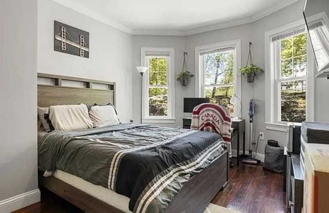 3 Bed, 1.5 Bath Close to Jackson Sq Gallery 3