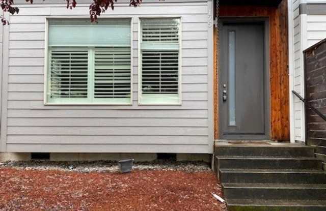 Beautiful 3bd 2.5ba Modern Townhome Gallery 3