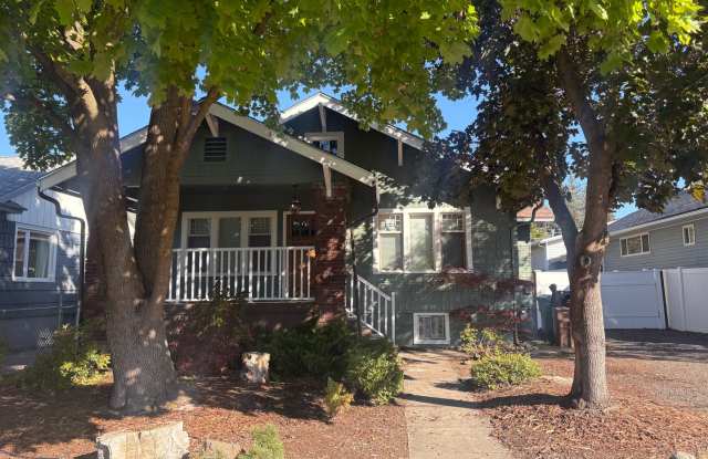 Wonderful 3-4 bedroom Craftsman bungalow available to call home now! Gallery 1