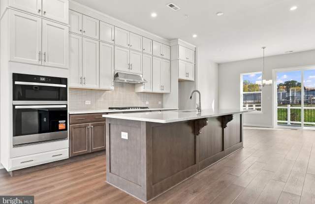143 RIVER TRAIL Circle Gallery 2