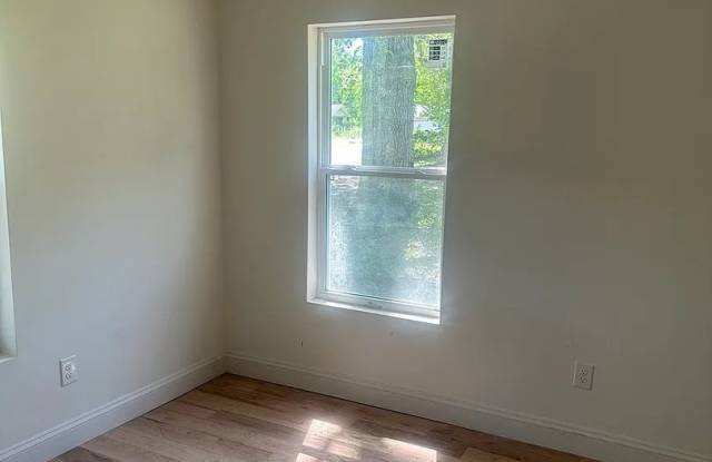 Room in 3 Bedroom Home at Dixon Cir Gallery 3