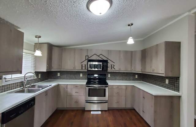 FIRST MONTH FREE! Beautifully Renovated 3 BR / 2 BA Home Gallery 3