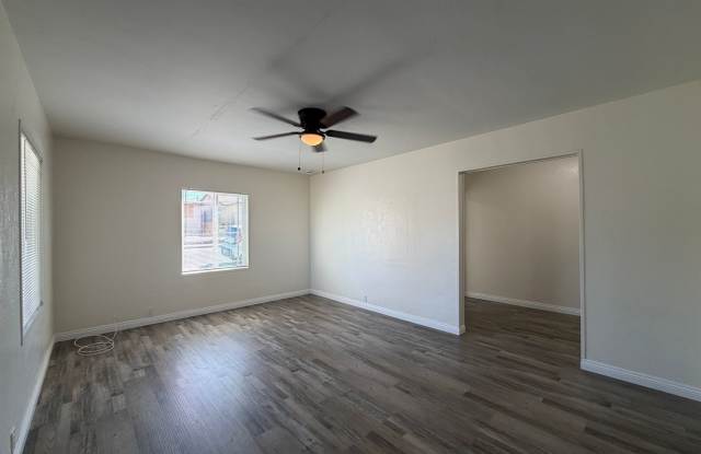 2 Bedroom 1 Bathroom Fenced House with Completely Remodeled Interior Gallery 4