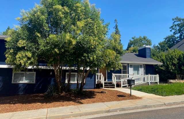 Roomy 3 Bedroom 2 Bathroom Home Walk to Downtown photos photos