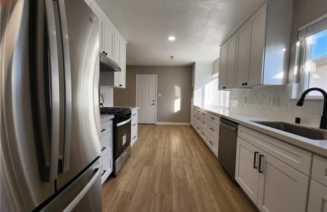 733 W 1st Street - 733 West 1st Street, Azusa, CA 91702