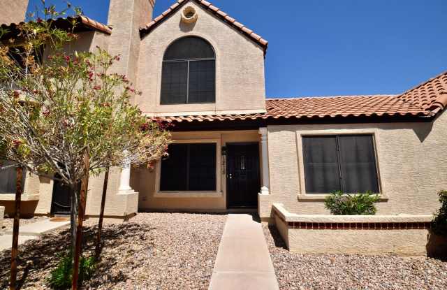Beautiful 2 bed 2.5 bath Townhouse in Mesa! - 921 West University Drive, Mesa, AZ 85201