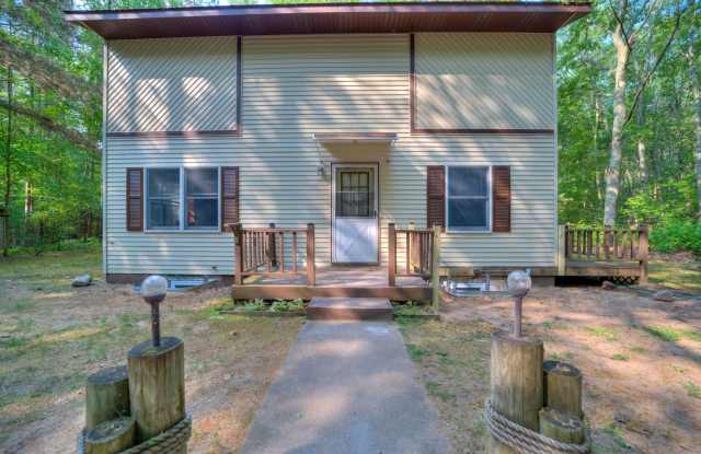 Lake Michigan Beach Access! 1503 N. Scenic, (Special: 1 month free rent!) Gallery 3