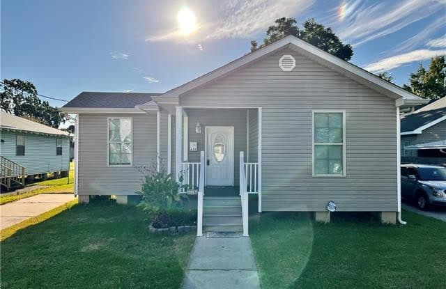 610 N WOODLAWN Drive - 610 North Woodlawn Avenue, Metairie, LA 70001