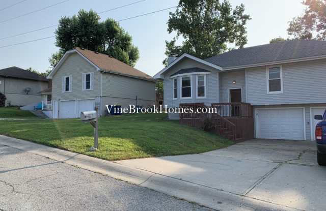 1221 Milwaukee St - 1221 Milwaukee Street, Excelsior Springs, MO 64024