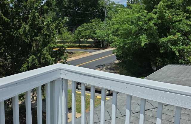 610 Rugby Rd D / Spacious 4-Bedroom Apartment in Prime Location Available 2027-2028 Gallery 3