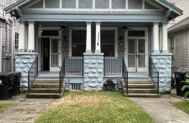 Huge 2BD/2.5BA Uptown, with a Yard, Central Air/Heat, and W/D in Unit photos photos