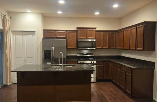 5 bedroom family home- 1/2 OFF FIRST MONTHS RENT! Gallery 4