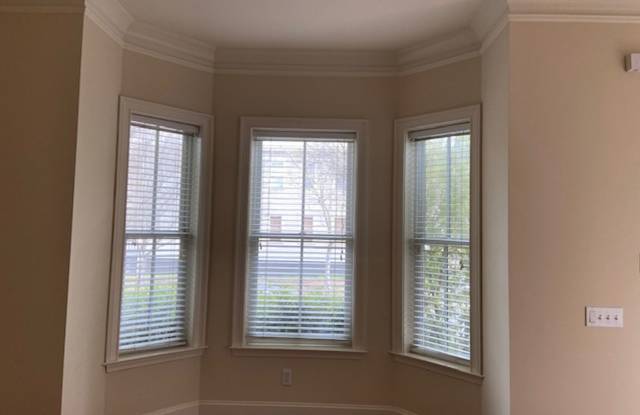 Luxury Townhome in the Heart of Downtown with Private Parking Gallery 3
