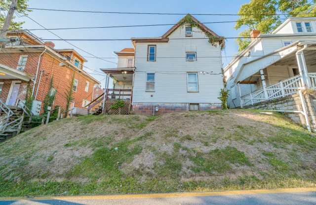 5 Bedroom/ 2.5 Bathroom Big House -Near WVU Main Campus/ Downtown - Available 05/29/2026 - 725 Naomi Street, Morgantown, WV 26505