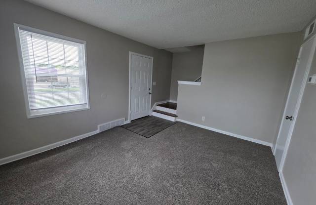 Spacious 2 Bed, 1.5 Bath Duplex Near Red Bridge Gallery 4