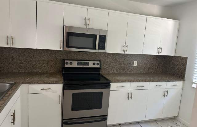 Large 3 bedroom 2 1/2 bath. Gallery 4
