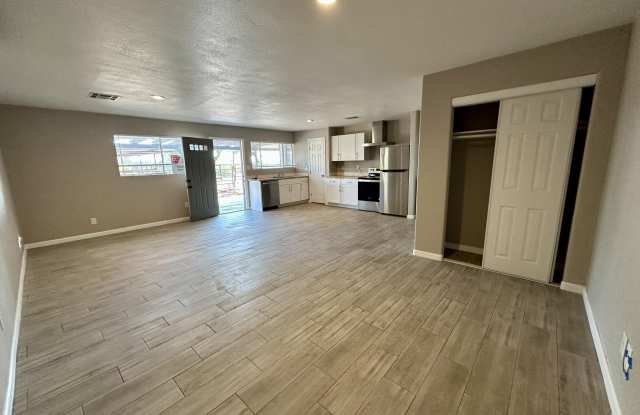 35211 N 49TH - Guest house Street Gallery 2