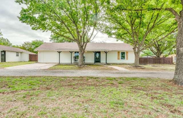 Hard to find Weatherford, TX rental with larger acreage and shop options photos photos
