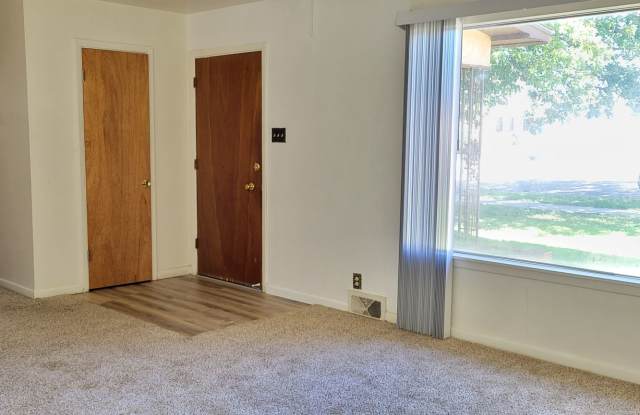 TWO BEDROOM HOME- LOTS OF SPACE Gallery 4