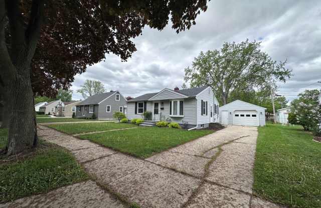 SPACIOUS 2 BEDROOM 1 BATH HOME photos photos