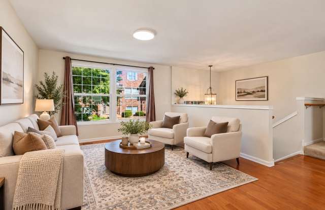 1526 Bristol Lane Gallery 2