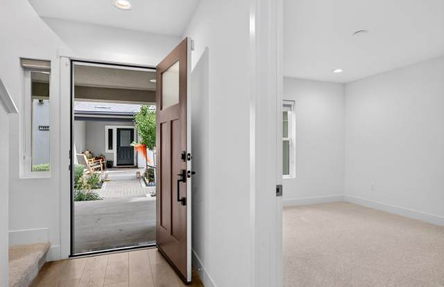 Luxury 4BD/3.5BA Townhome in Penny Lane | Private Mid-Unit | Solar | Near BART Gallery 4