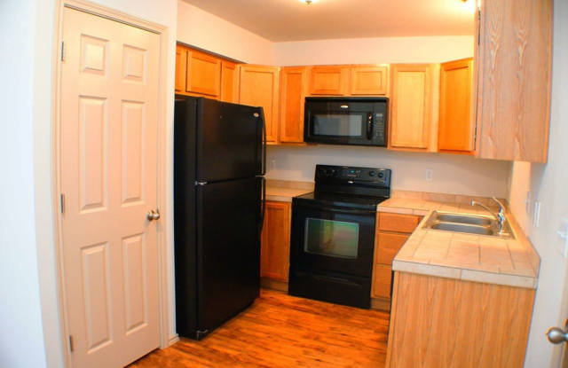 FOR LEASE!! Great location! Gallery 3