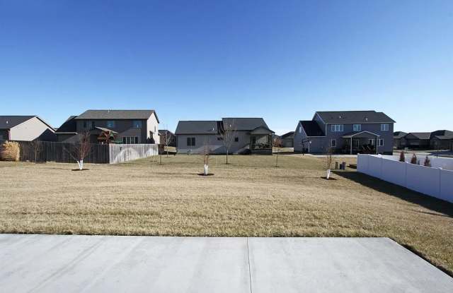 5 Bedroom and 3 Bathroom House available July 1st, 2025 - 9332 Del Rio Drive, Lincoln, NE 68516 5 Bedroom and 3 Bathroom House available July 1st, 2025 - 9332 Del Rio Drive, Lincoln, NE 68516