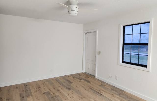 Cozy 3BR 1BA House Near Buckingham Area Move In Special 25% off First Month Gallery 3