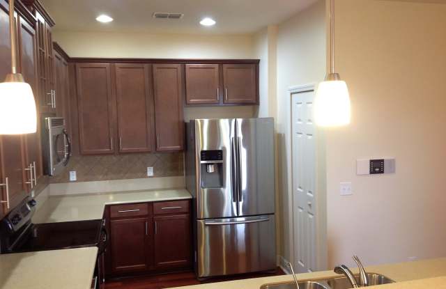 Amazingly Upgraded 3 bd / 2.5 ba Townhome ! Gallery 3