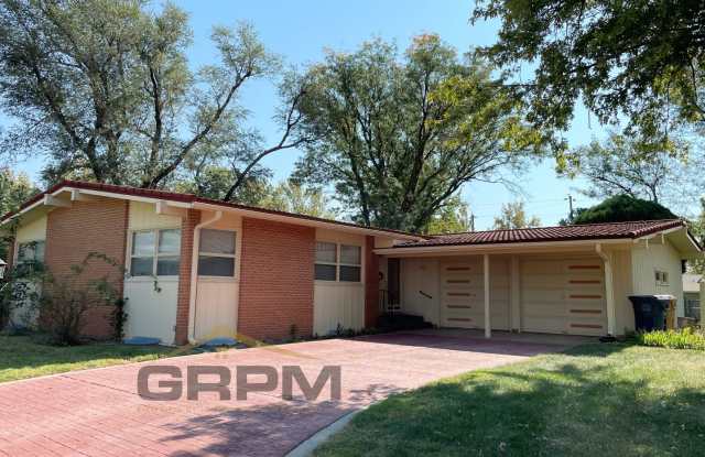 Beautiful 3 Bed 1.5 Bath Home - 1013 Lenox Avenue, Hutchinson, KS 67502