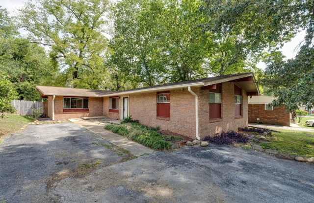 Amazing 4 bedroom 3 bathroom for rent! photos photos