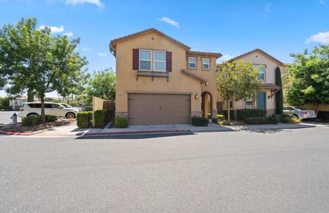 Newly Built 4/2.5 in Northwest Fresno Gated Community photos photos
