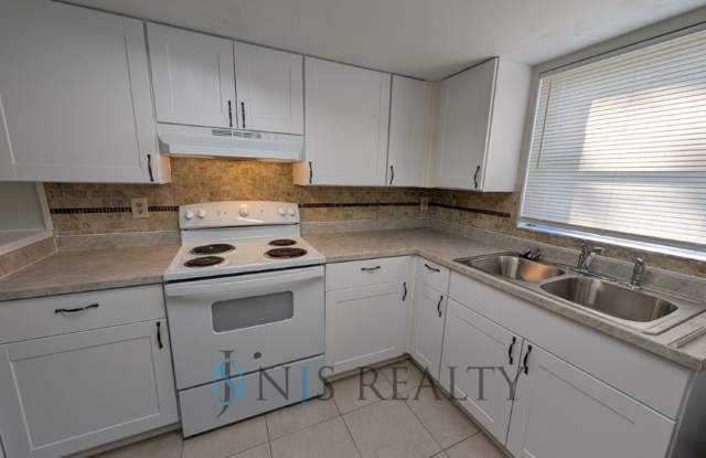Newly renovated 2 bed, 2 bath home with fenced in yard... NEW NEW NEW Gallery 1