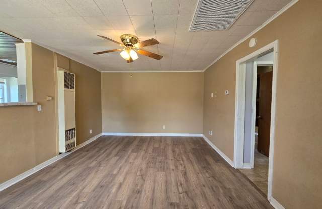 Cute 2 bedroom home near OBU - 310 West Chicago Street, Shawnee, OK 74804