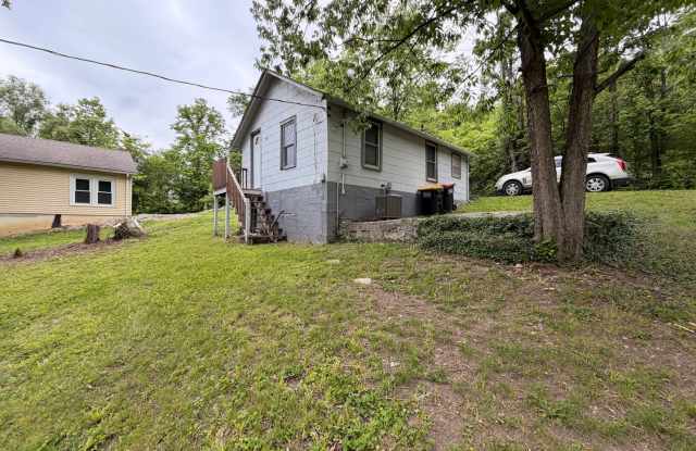 1B/1BA | Newly Renovated Studio | 1-Car Covered Parking | Gated backyard Gallery 3