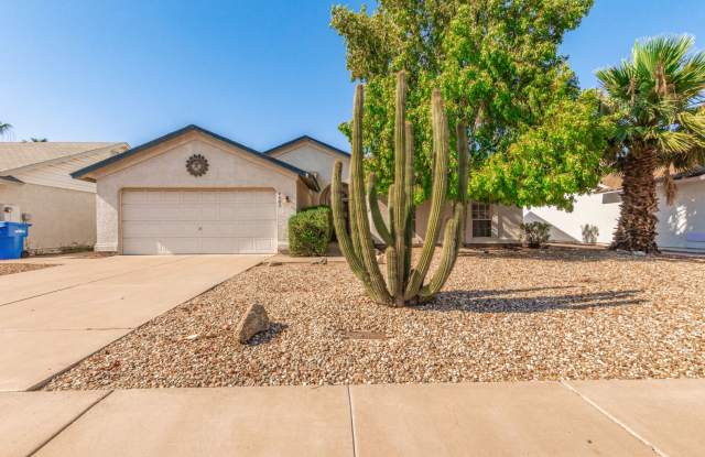 Single level 3 bed 2 bath homewith sparkling pool! - 4502 East Briarwood Terrace, Phoenix, AZ 85048