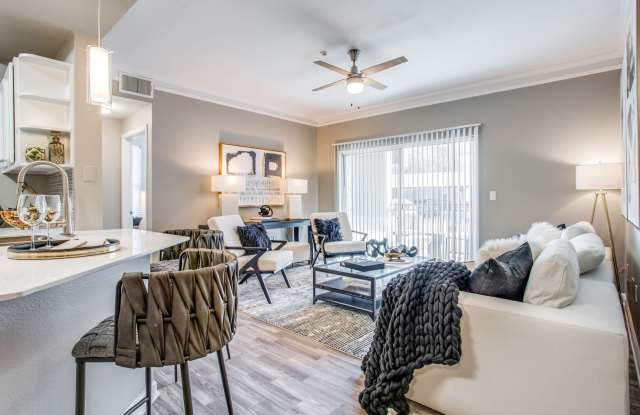 Vista 121 Apartment Homes Gallery 1