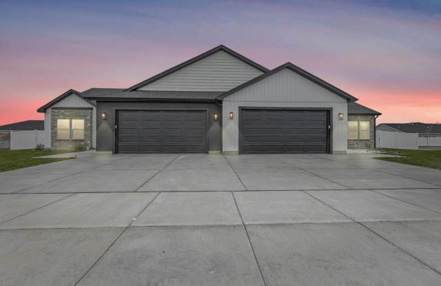 TWIN HOME FOR RENT IN SUGAR CITY 3 BEDROOMS 2 FULL BATHROOMS photos photos