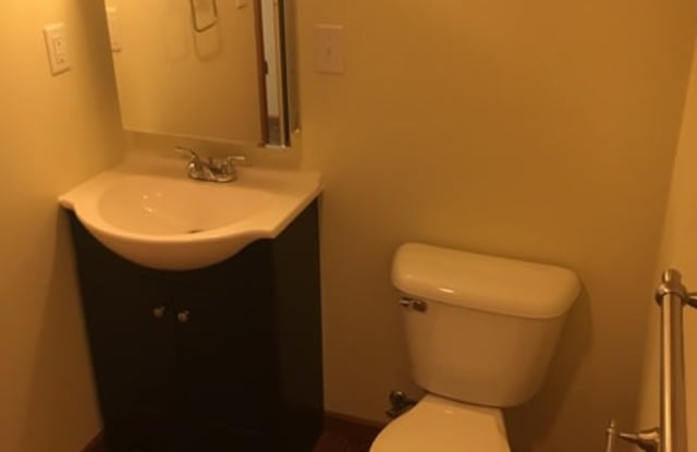 208 1/2 W Washington St - Unit B Gallery 3