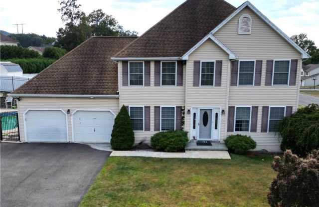 4 bedroom 2.5 bathroom - 114 Kestrel Road, Mountain Top, PA 18707