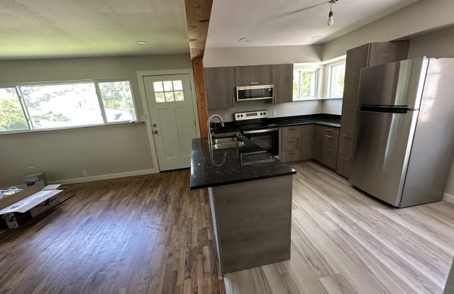 3325 S Sergeant Avenue - 3325 South Sergeant Avenue, Joplin, MO 64804