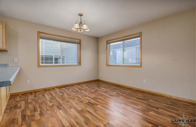 SPACIOUS UPDATED TOWNHOME WITH IN-UNIT LAUNDRY Gallery 4