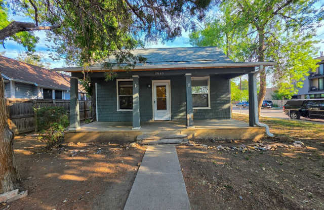 *AVAILABLE NOW* 3-Bedroom with Partially Fenced Yard - Feels like a separate house! *$1000 Deposit* Gallery 1