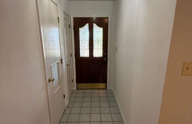 3 Bed 2 Bath House with 2 Car Garage.  Gas Heat & Hot Water. Gallery 4