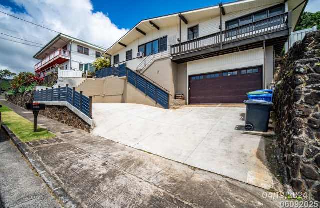 MOANALUA GARDENS 3BR/2BA/1 Assigned parking, plenty of street parking. photos photos